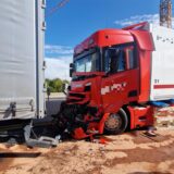 Nach einem Unfall stehen auf einer Autobahn zwei Lkw hintereinander. Ein Fahrzeug ist beschädigt, und rundherum ist Bindemittel verstreut