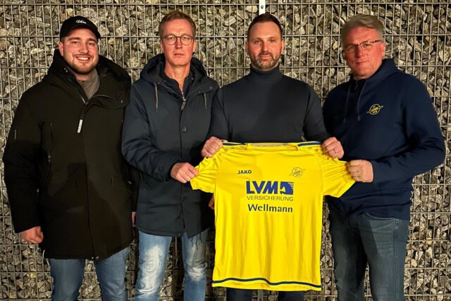 Verantwortliche des SV Herbern stehen mit Sven Pahnreck für ein Foto zusammen.