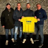 Verantwortliche des SV Herbern stehen mit Sven Pahnreck für ein Foto zusammen.