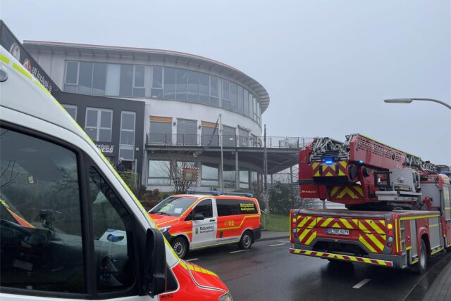 Einsatzwagen der Feuerwehr stehen vor einem Fitnessstudio an der Richardstraße in Recklinghausen.