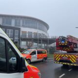 Einsatzwagen der Feuerwehr stehen vor einem Fitnessstudio an der Richardstraße in Recklinghausen.