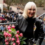 Verena Zapf, Köpenicker Lehrerin, bekommt zu ihrem 80. Geburtstag ein Ständchen von den Schülern der Evangelischen Schule Köpenick. Sie hält einen Blumenstrauß aus Tulpen in den Händen.