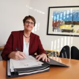 Sabina Müller sitzt an ihrem Schreibtisch