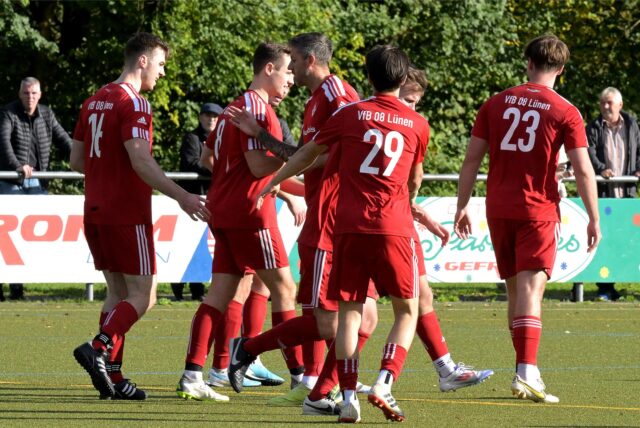 Spieler des VfB Lünen klatschen sich ab.