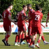 Spieler des VfB Lünen klatschen sich ab.