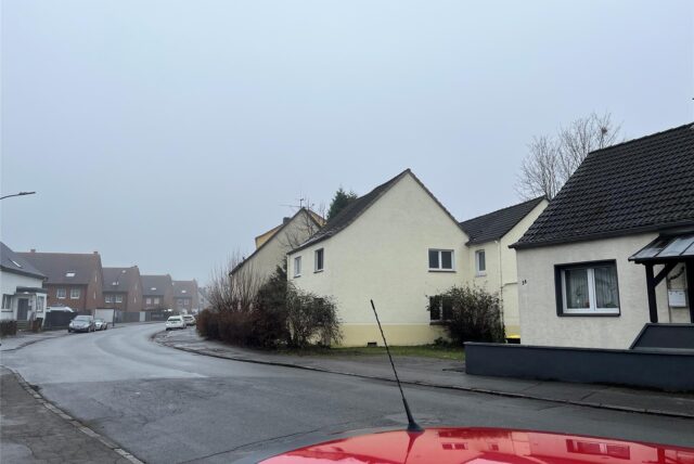 Ein Zweifamilienhaus an der Eichwaldstraße wird zwangsversteigert.