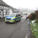 Nach dem Beschuss eines Fachwerkhauses in Massen am 13. Januar 2025 zeigte die Polizei Präsenz in dem Wohngebiet.