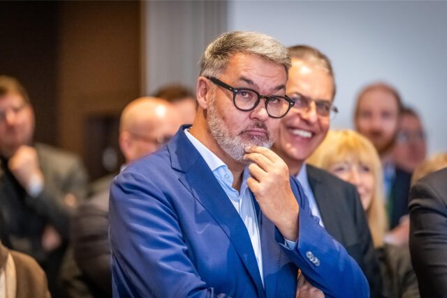Thomas Westphal, Oberbürgermeister von Dortmund, greift sich ans Kinn.