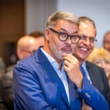 Thomas Westphal, Oberbürgermeister von Dortmund, greift sich ans Kinn.