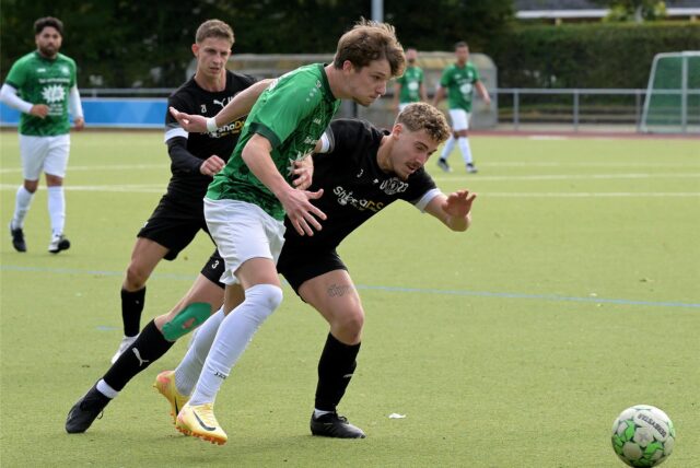 Zwei Spieler im Zweikampf.