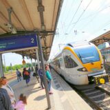Die RE 13 der Eurobahn fährt am Bahnhof Unna ein.