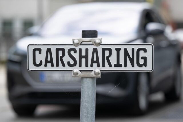 Ein Schild mit der Aufschrift „Carsharing“