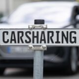 Ein Schild mit der Aufschrift „Carsharing“
