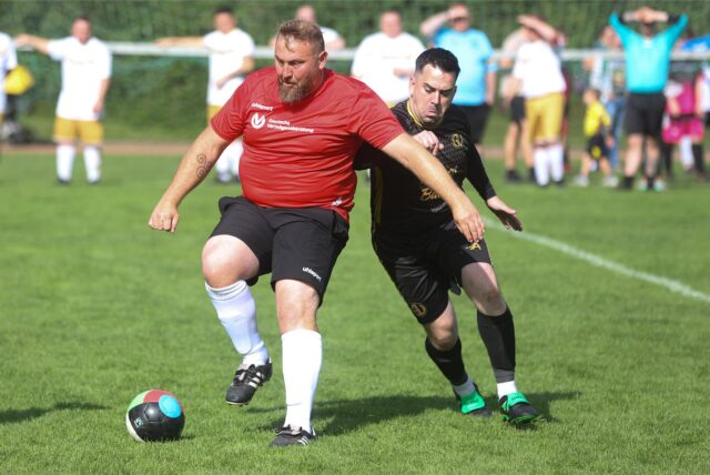 Zwei Spieler im Zweikampf.