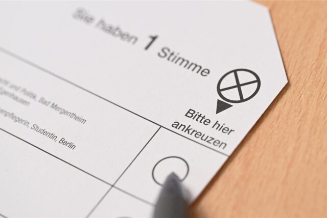 Ein Stimmzettel für die Wahl zum Europaparlament liegt auf einem Tisch.