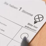 Ein Stimmzettel für die Wahl zum Europaparlament liegt auf einem Tisch.