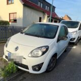 Parkende Autos an der Danziger Straße, Tower des Flughafens Dortmund.