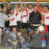 Jubelten über den Gewinn der Hallenstadtmeisterschaft Bergkamen: die Spieler von Gurbet Spor Bergkamen und ihre jungen Fans. Das Team setzte sich im Finale mit 2:0 gegen den Favoriten VfK Weddinghofen durch.