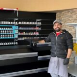Nur Muhammad steht vor seinem neuen Kiosk, der noch mit Waren gefüllt werden muss