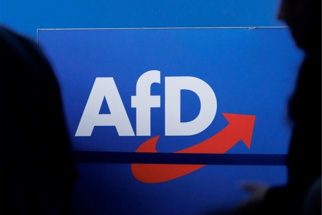 Das Parteilogo ist beim AfD-Bundesparteitag in der Magdeburger Messe zu sehen.