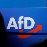 Das Parteilogo ist beim AfD-Bundesparteitag in der Magdeburger Messe zu sehen.