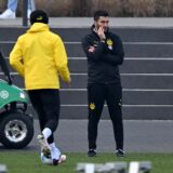 Nuri Sahin steht am Spielfeldrand.