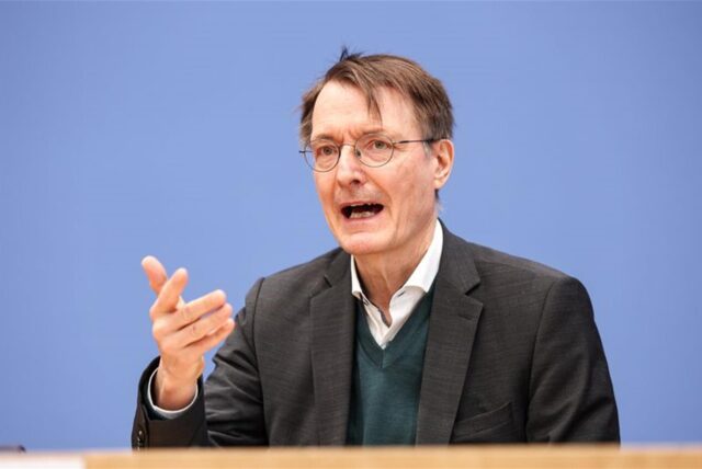 Karl Lauterbach (SPD), Bundesminister für Gesundheit, spricht auf einer Pressekonferenz zur Einführung der elektronischen Patientenakte (ePA).