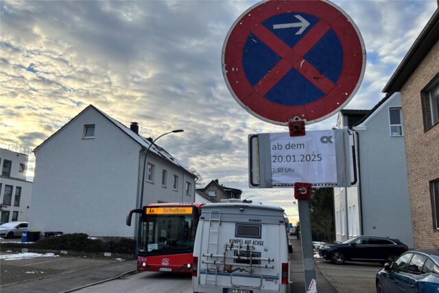 Ein Halteverbotsschild weist darauf hin, dass ab 7.30 Uhr kein Fahrzeug mehr zwischen der Hausnummer 16 und der 26 parken darf.
