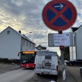 Ein Halteverbotsschild weist darauf hin, dass ab 7.30 Uhr kein Fahrzeug mehr zwischen der Hausnummer 16 und der 26 parken darf.