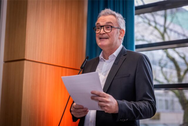 Tobias Heitmann, Vorsitzender des Cityrings Dortmund, spricht in ein Mikrofon.