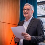 Tobias Heitmann, Vorsitzender des Cityrings Dortmund, spricht in ein Mikrofon.
