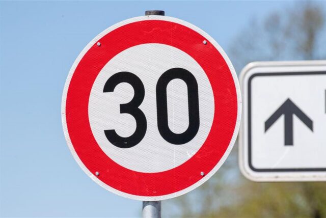 Das Verkehrsschild in der Stralsunder Straße gibt eine zulässige Höchstgeschwindigkeit von 30 Kilometern pro Stunde an.