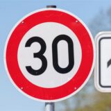 Das Verkehrsschild in der Stralsunder Straße gibt eine zulässige Höchstgeschwindigkeit von 30 Kilometern pro Stunde an.