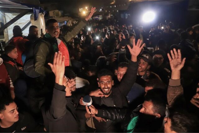 Palästinenser feiern die bevorstehende Ankündigung eines Waffenruheabkommens zwischen der Hamas und Israel in Chan Junis im zentralen Gazastreifen.