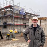 Peter Nittka, Chef der Firma P-hochzwei, steht vor wachsenden Neubauten an der Massener Bahnhofstraße in Unna-Massen.