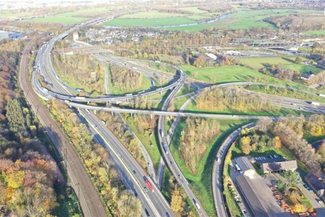 Eine Luftaufnahme zeigt die Verbindungen am Autobahnkreuz Kaiserberg