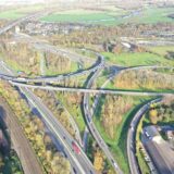 Eine Luftaufnahme zeigt die Verbindungen am Autobahnkreuz Kaiserberg