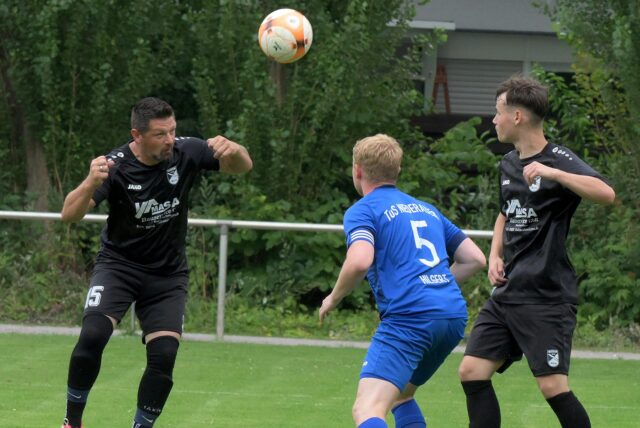 Ein Spieler von Eintracht Werne II beim Kopfball.