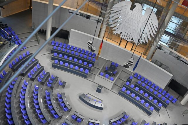 Blick in den leeren Plenarsaal des Deutschen Bundestags. Am 23. Februar 2025 findet die vorgezogene Neuwahl statt.