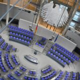 Blick in den leeren Plenarsaal des Deutschen Bundestags. Am 23. Februar 2025 findet die vorgezogene Neuwahl statt.