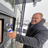 Reporter Mathias Gaumann hält sein Smartphone an den Kartenleser des Rewe-Ready Stores in Kamen.