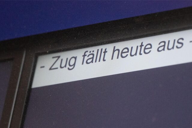 Eine Anzeige weist am Hauptbahnhof auf einen Zugausfall hin.
