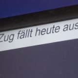 Eine Anzeige weist am Hauptbahnhof auf einen Zugausfall hin.