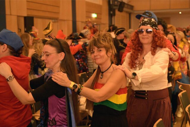 Menschen feiern beim Karneval in Werne.