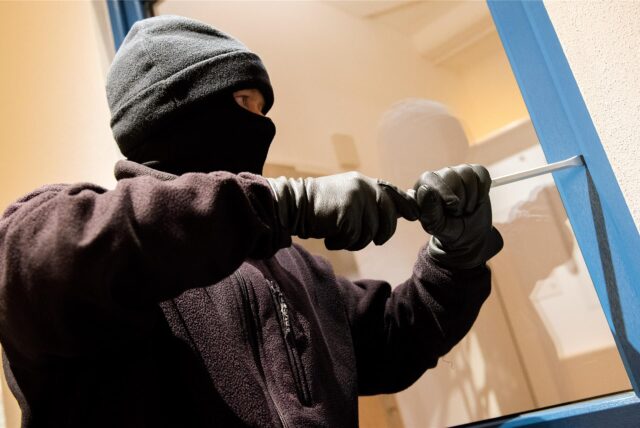 Die Einbrecher in Gladbeck hebelten das Fenster des Badezimmers auf und entkamen laut Angaben der Polizei schließlich durch das Küchenfenster. (Symbolbild)