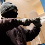 Die Einbrecher in Gladbeck hebelten das Fenster des Badezimmers auf und entkamen laut Angaben der Polizei schließlich durch das Küchenfenster. (Symbolbild)