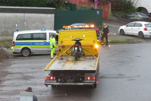 Die Polizei zieht am Verkehrsring in Unna einen Motorroller aus dem Verkehr, um ihn sicherzustellen. Der Fahrer war erkennbar berauscht, der Eigentumsnachweis für das Fahrzeug vor Ort nicht eindeutig zu erbringen.