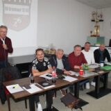 Werner Smuda (l.) guckt mit seinem Team vom BV Brambauer in die Kamera.