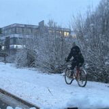 Radfahrer im Schnee.