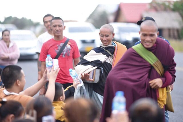 Der buddhistische Mönch Thich Minh Tue ist mit seinen Begleitern in der Nähe von Ubon Ratchathani im Norden von Thailand unterwegs.